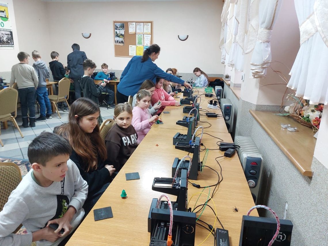 Zalesie Śląskie myśli o młodych. Młodzież i dzieci tworzyli na drukarkach 3D