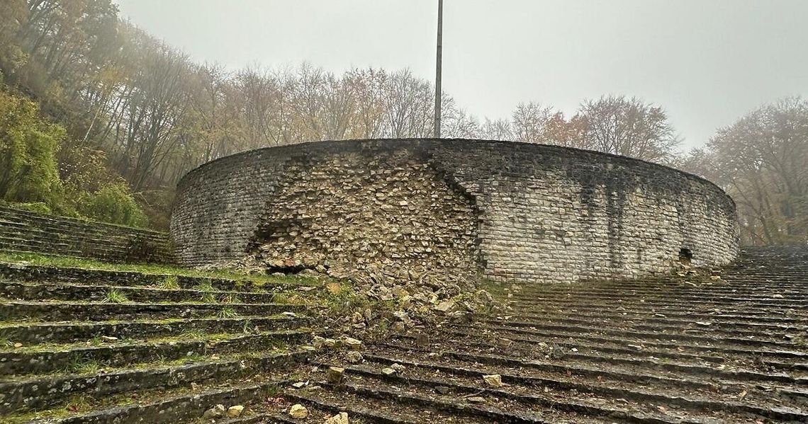 Amfiteatr na Górze św. Anny zamienia się w ruinę. Czy doczeka się remontu?