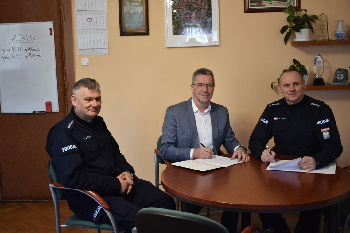Będą dodatkowe patrole policji w Zawadzkiem. Podpisano już porozumienie