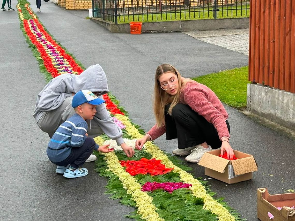 Boże Ciało 2026 w powiecie strzeleckim. Powstały piękne dywany kwietne