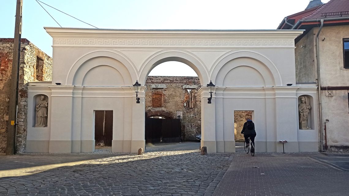 Brama zamkowa w Strzelcach Opolskich odnowiona. Jak się prezentuje?