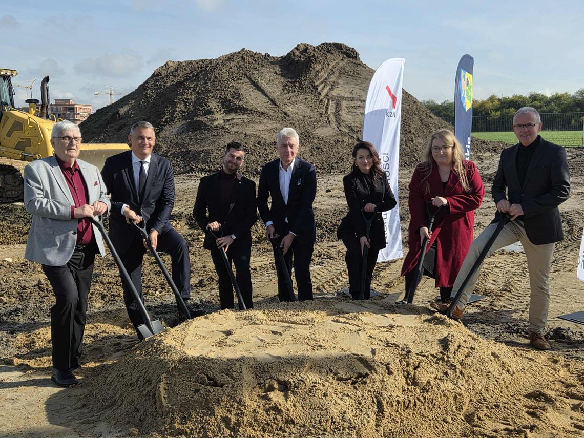 Rusza budowa mieszkań w Strzelcach Opolskich. Pierwsza łopata już wbita Rusza budowa mieszkań w Strzelcach Opolskich. Pierwsza łopata już wbita