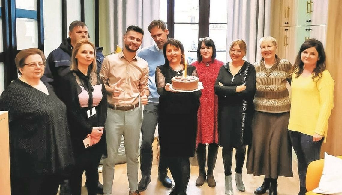 Był tort, kwiaty i życzenia. Miejska biblioteka w Strzelcach Opolskich od roku działa w nowym miejscu Był tort, kwiaty i życzenia. Miejska biblioteka w Strzelcach Opolskich od roku działa w nowym miejscu