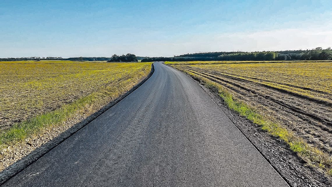 Była dziurawa droga gruntowa, jest równa trasa asfaltowa. Nie tylko dla rolników