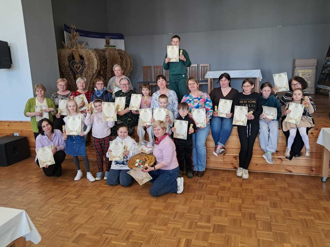 Cała Jemielnica zdobiła jajka. Ten konkurs łączy pokolenia Cała Jemielnica zdobiła jajka. Ten konkurs łączy pokolenia