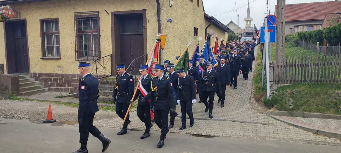 Tłumy żegnały zmarłego Edwarda Kunce ze Starego Ujazdu, strażaka i społecznika