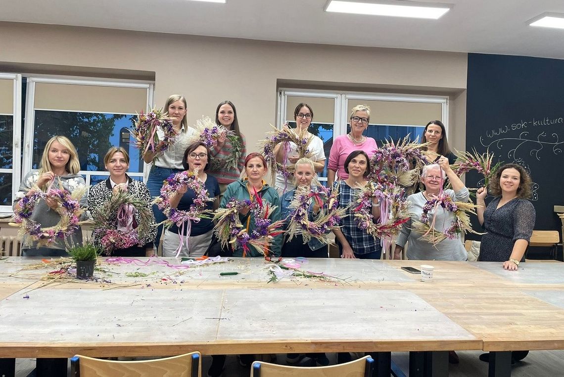 Warsztaty w Strzeleckim Ośrodku Kultury. Panie stworzyły piękne wianki
