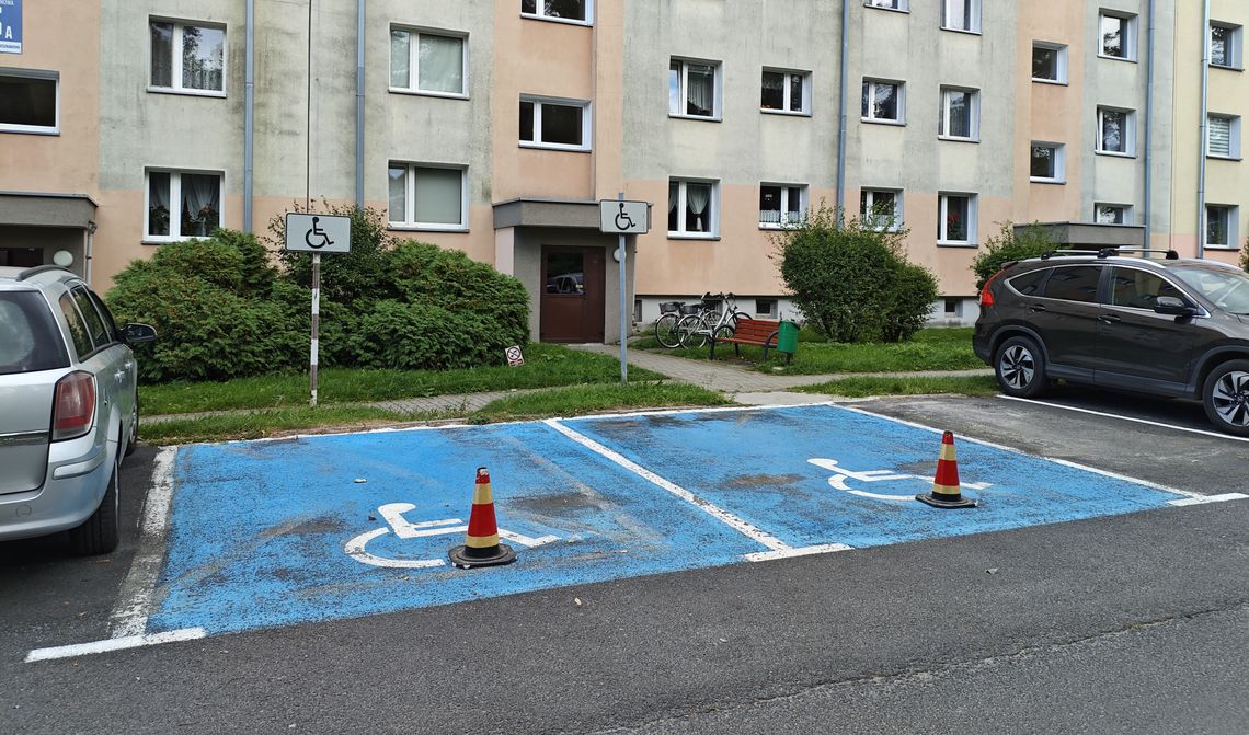 Pachołki blokują miejsca parkingowe. Nie ma na to zgody