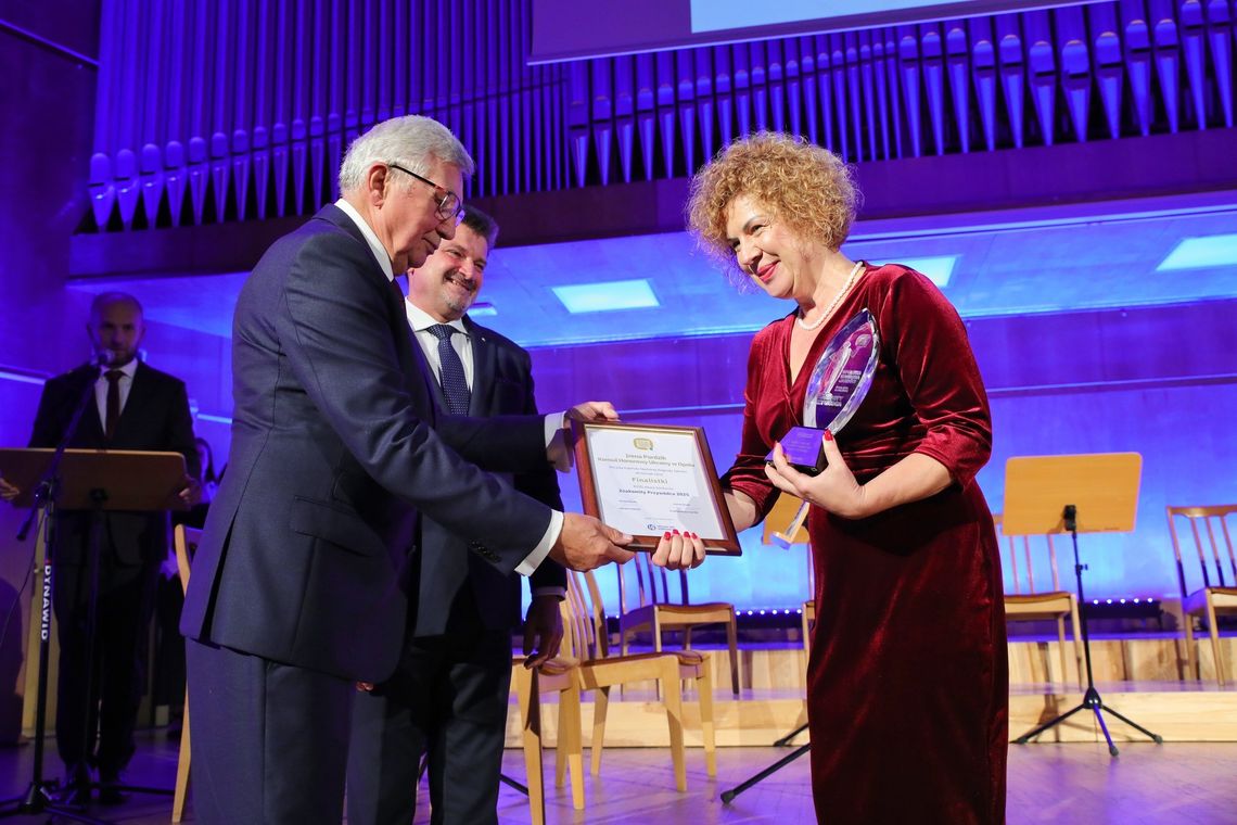Irena Pordzik ze Strzelec Opolskich z tytułem "Znakomity Przywódca"