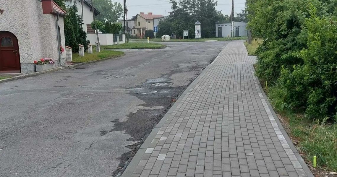 Chodnik przy Nowowiejskiej coraz dłuższy. Będzie kolejny odcinek Chodnik przy Nowowiejskiej coraz dłuższy. Będzie kolejny odcinek