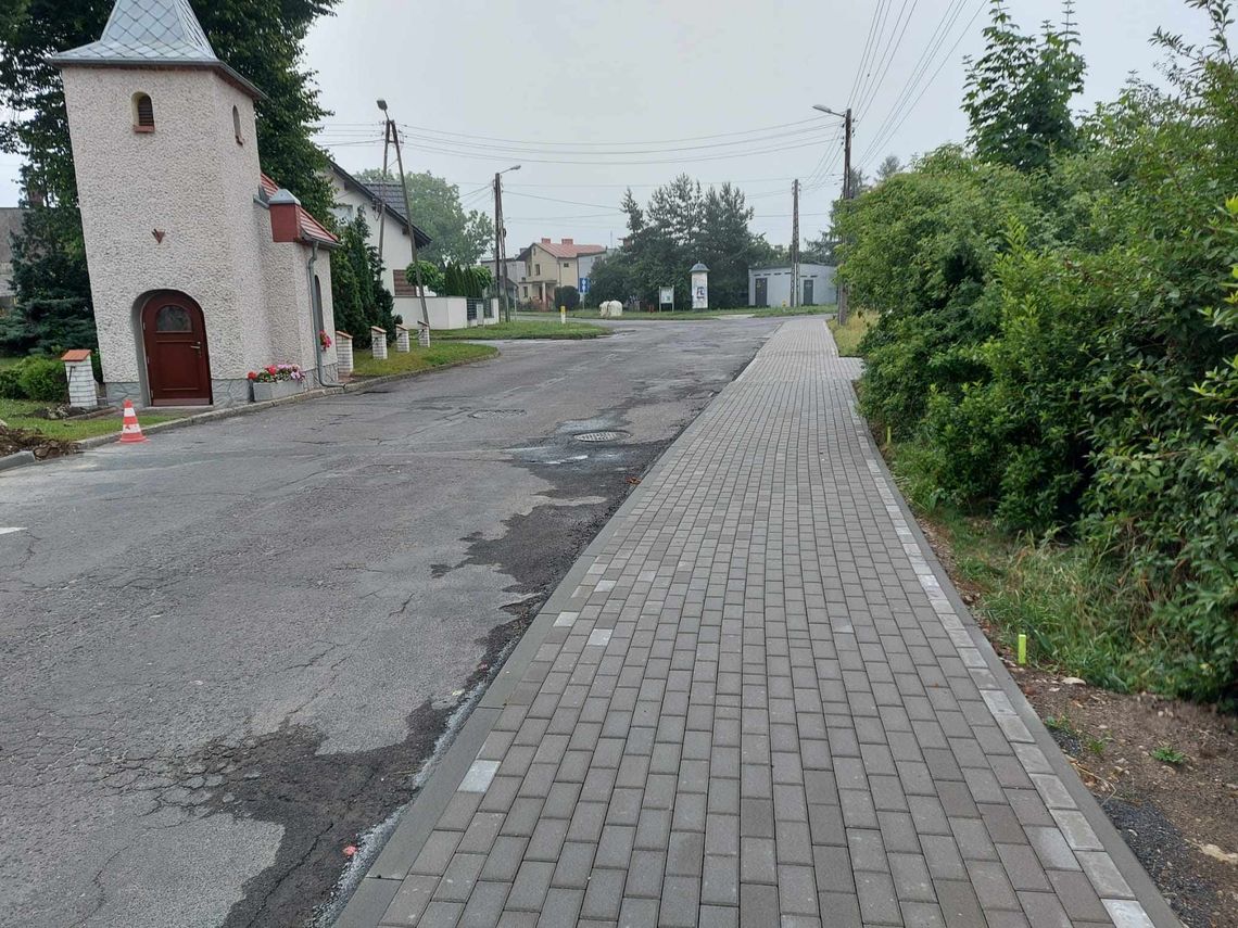 Sto metrów determinacji. Mieszkańcy Nowej Wsi mają wyczekiwany chodnik