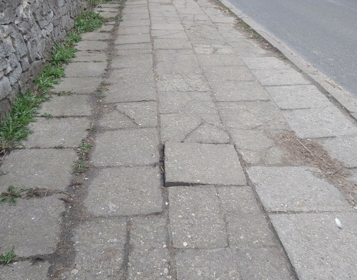 Chodnik w Strzelcach Opolskich od lat czeka na remont. "Tu można się połamać"