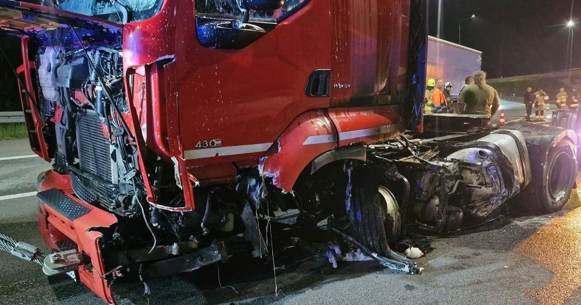 Ciężarówka z meblami zapaliła się na autostradzie. Wcześniej uderzyła w barierki