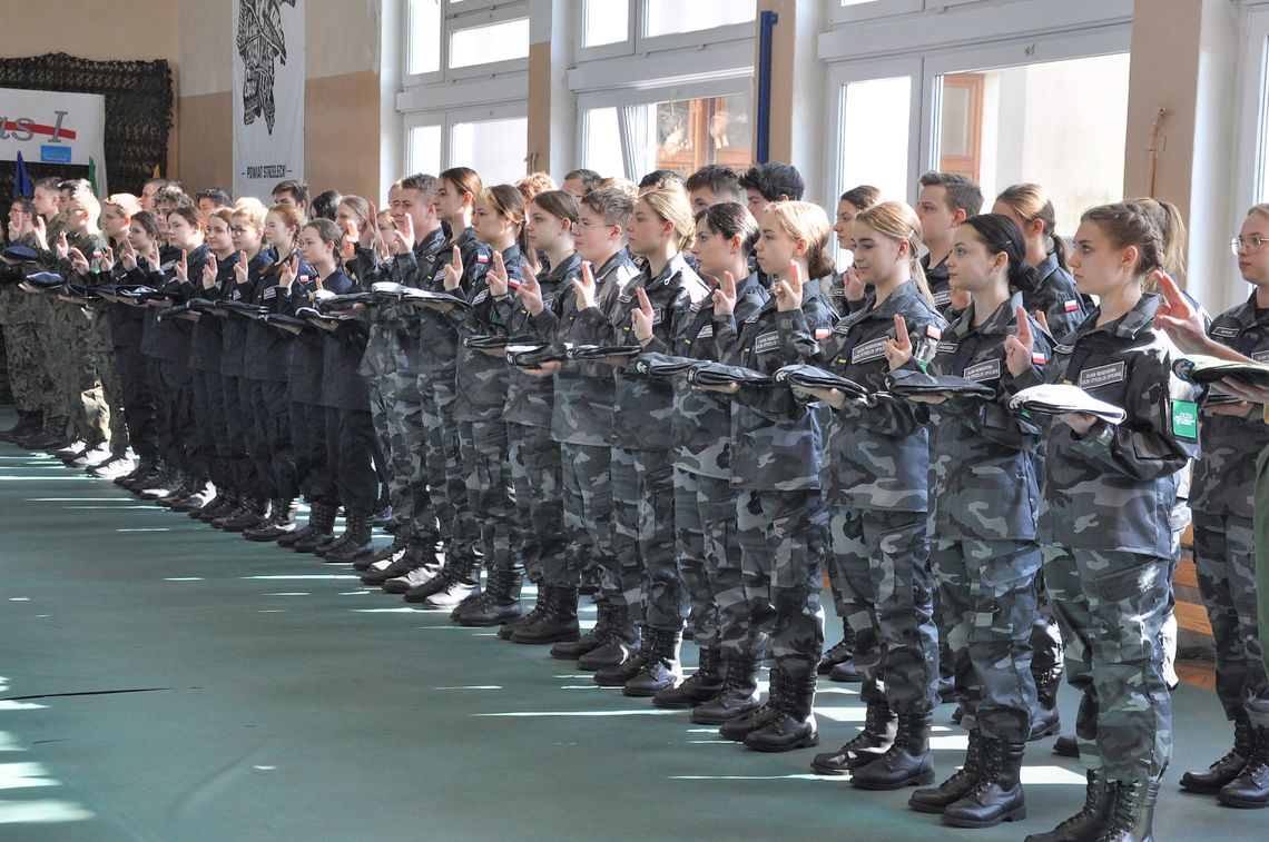 Coraz więcej dziewczyn w klasach mundurowych CKZiU. Tak wyglądało ślubowanie Coraz więcej dziewczyn w klasach mundurowych CKZiU. Tak wyglądało ślubowanie
