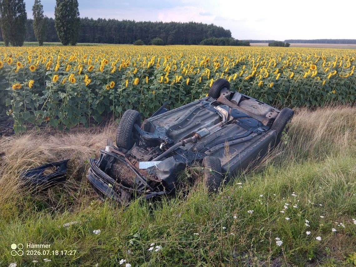 Dachowanie auta na drodze wojewódzkiej nr 409. Dwie osoby poszkodowane Dachowanie auta na drodze wojewódzkiej nr 409. Dwie osoby poszkodowane