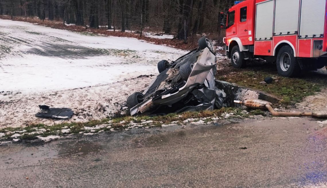Dachowanie na krajówce w Błotnicy Strzeleckiej. Wszyscy uczestnicy zdarzenia trafili do szpitala Dachowanie na krajówce w Błotnicy Strzeleckiej. Wszyscy uczestnicy zdarzenia trafili do szpitala