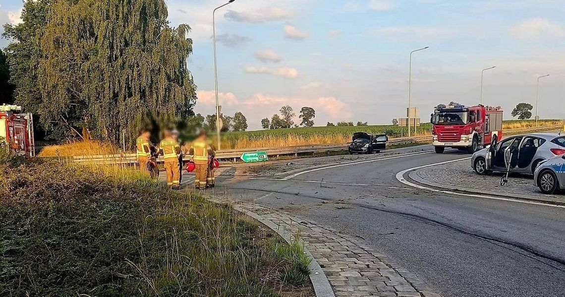 Dachowanie na rondzie w Strzelcach Opolskich. Trzy osoby w szpitalu, w tym dziecko
