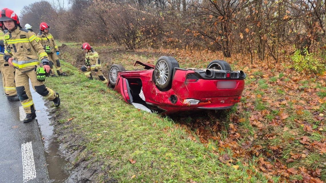 Dachowanie na trasie Rożniątów - Kalinów. Kierowca zabrany do szpitala Dachowanie na trasie Rożniątów - Kalinów. Kierowca zabrany do szpitala