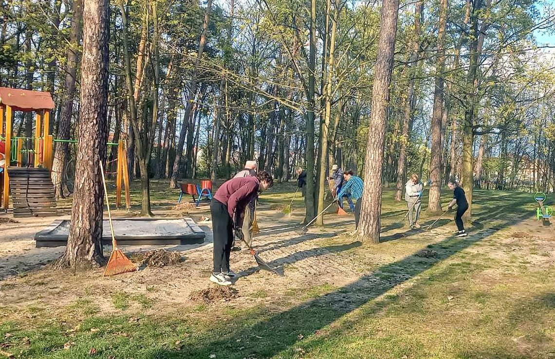 Mieszkańcy Jemielnicy sprzątali place zabaw. Wystarczyły dwie godziny