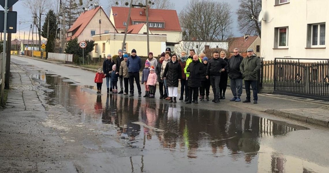 Mieszkańcy Dziewkowic od lat czekają na remont tej drogi. Mają dość obietnic