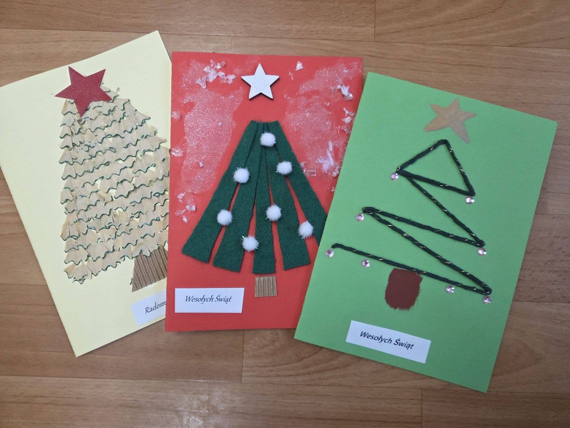 Uczniowie ZSS w Zawadzkiem z nagrodami za kartki świąteczne