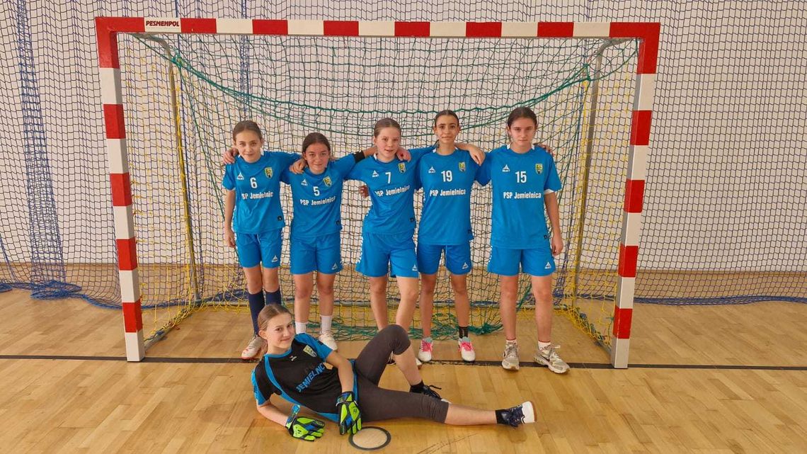 Futsalowe sukcesy uczniów z Jemielnicy. Triumfowały dziewczęta i chłopcy Futsalowe sukcesy uczniów z Jemielnicy. Triumfowały dziewczęta i chłopcy
