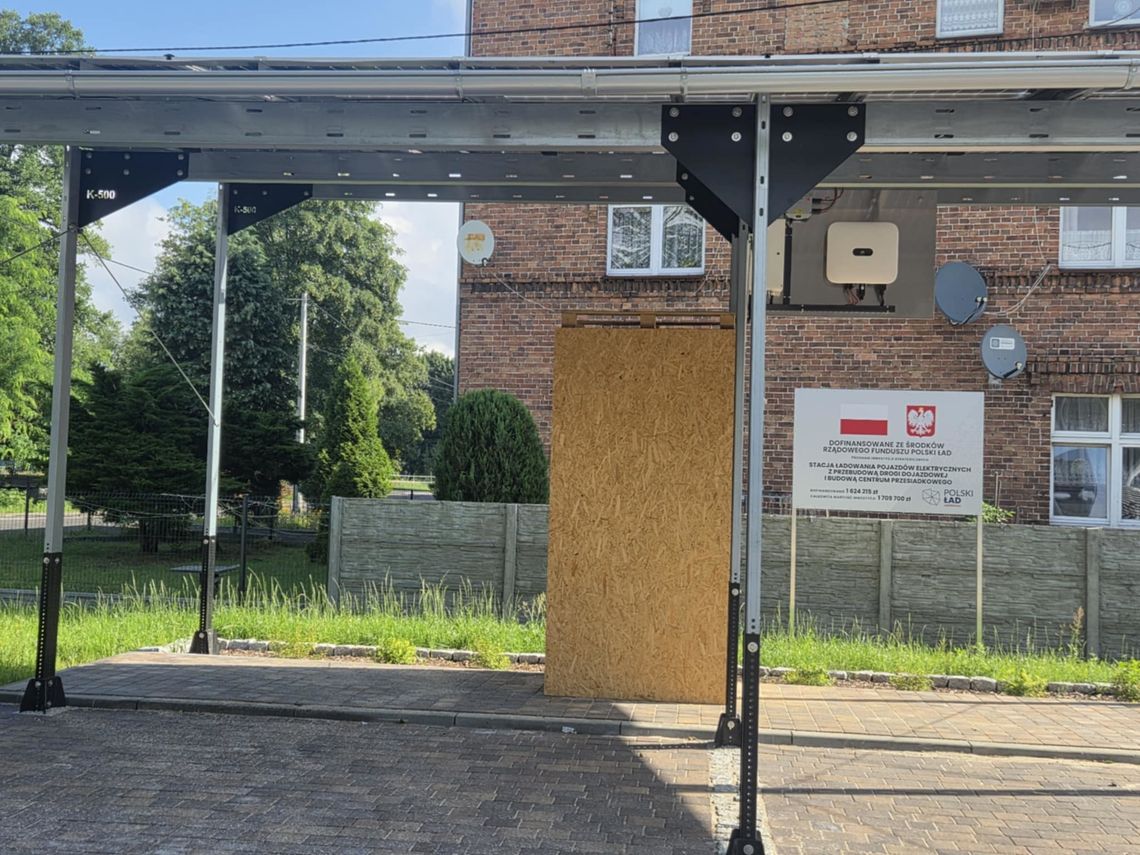 Stacja ładowania pojazdów w Kolonowskiem wciąż nie działa. Kiedy ruszy?