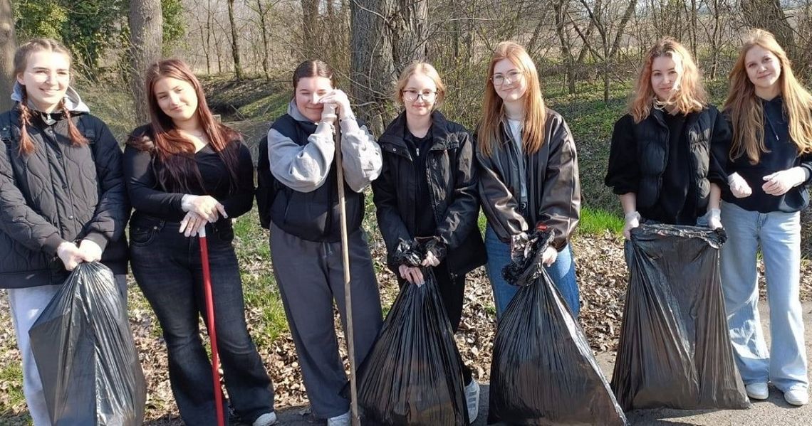 Młodzież i działkowcy posprzątali Rybaczówkę. Zebrano ponad 200 kg odpadów