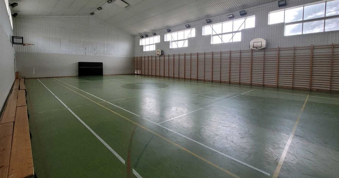 Szkoła w Jemielnicy potrzebuje nowej hali. Najpierw będzie termomodernizacja Szkoła w Jemielnicy potrzebuje nowej hali. Najpierw będzie termomodernizacja