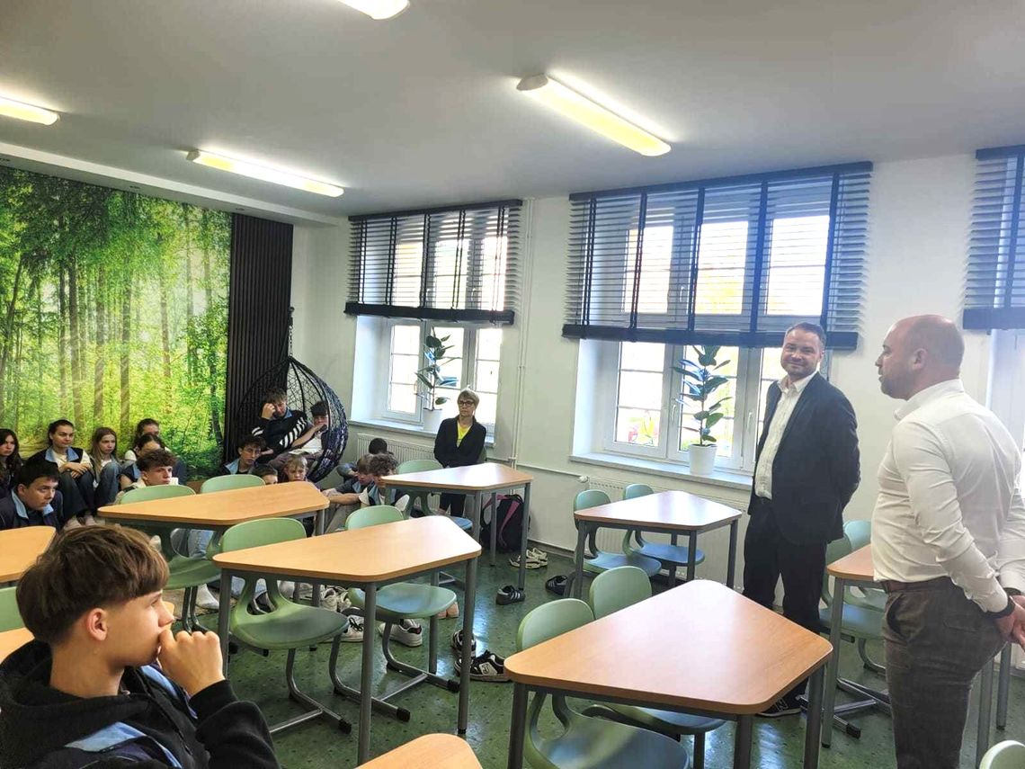 Jak wygląda praca burmistrza? Przekonali się o tym uczniowie z Żędowic Jak wygląda praca burmistrza? Przekonali się o tym uczniowie z Żędowic