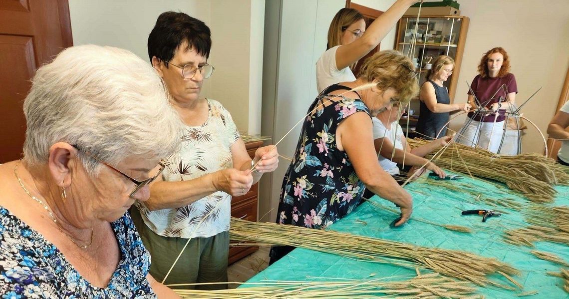 Tworzą koronę, uczą się i wyjeżdżają. Seniorzy z Szymiszowa-Osiedla nie próżnują