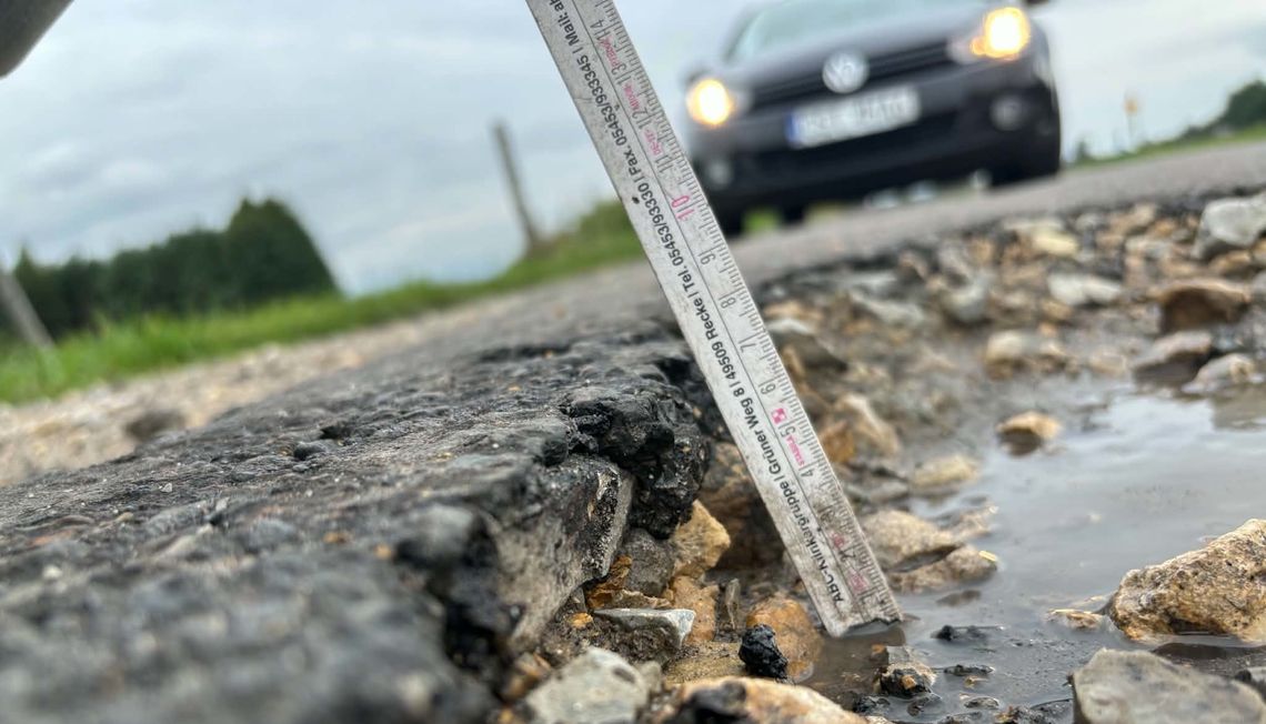 Jezdnia jak szwajcarski ser. "Zawieszenie siada przy takich drogach" Jezdnia jak szwajcarski ser. "Zawieszenie siada przy takich drogach"