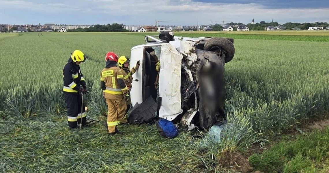Poważny wypadek w Strzelcach Opolskich. Trzech mężczyzn trafiło do szpitala Poważny wypadek w Strzelcach Opolskich. Trzech mężczyzn trafiło do szpitala