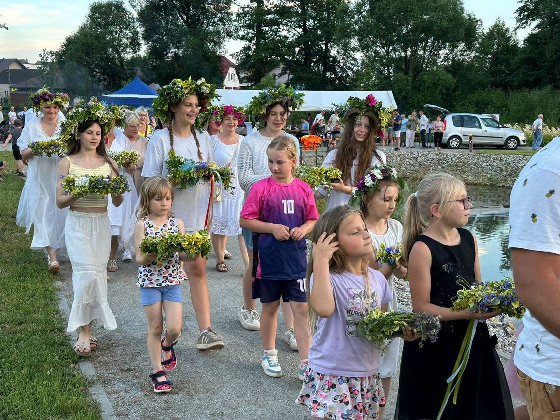 Wianki, tradycja i wspólna zabawa. Za nami druga Noc Świętojańska w Starym Ujeździe Wianki, tradycja i wspólna zabawa. Za nami druga Noc Świętojańska w Starym Ujeździe