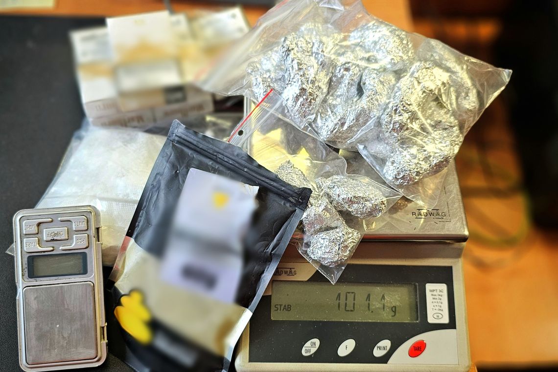 Młody mieszkaniec powiatu wpadł na ulicy. Miał ponad 200 gramów narkotyków Młody mieszkaniec powiatu wpadł na ulicy. Miał ponad 200 gramów narkotyków