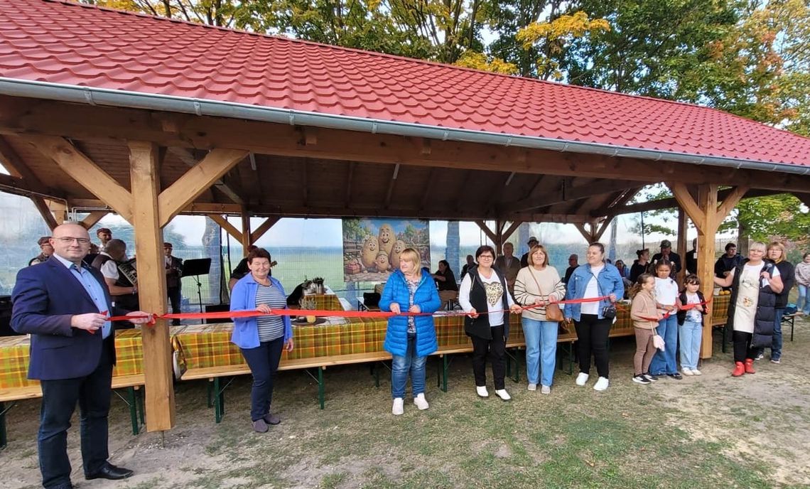 Ziemniaczane święto w Piotrówce. Otwarto też nową wiatę Ziemniaczane święto w Piotrówce. Otwarto też nową wiatę