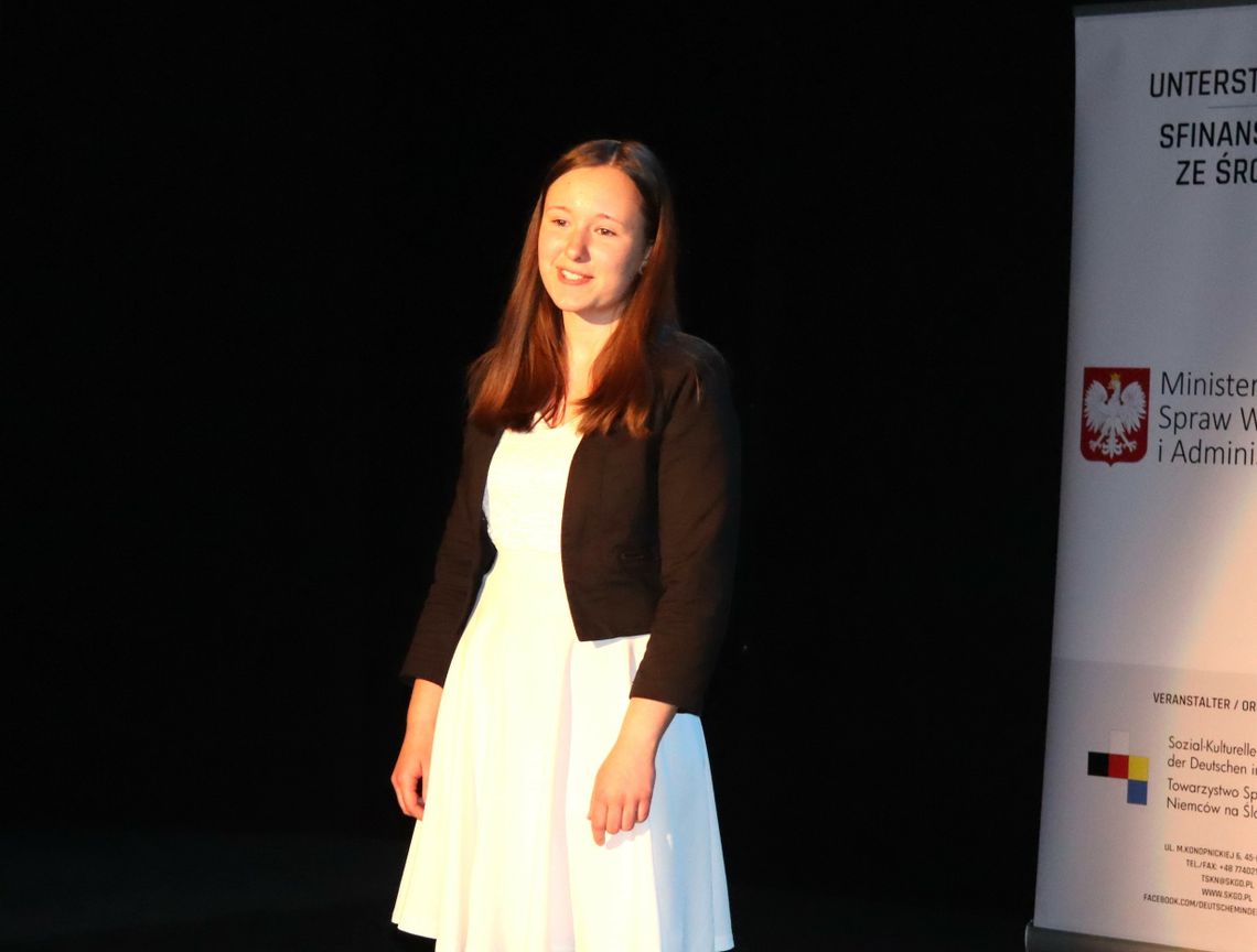 Dorota Ludwig ze szkoły w Leśnicy wygrała konkurs recytatorski w j. niemieckim