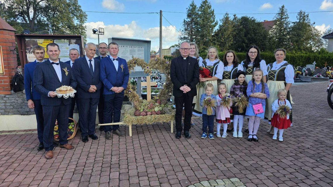 Dożynki w parafii Izbicko. Poświęcono dary i  żniwną koronę