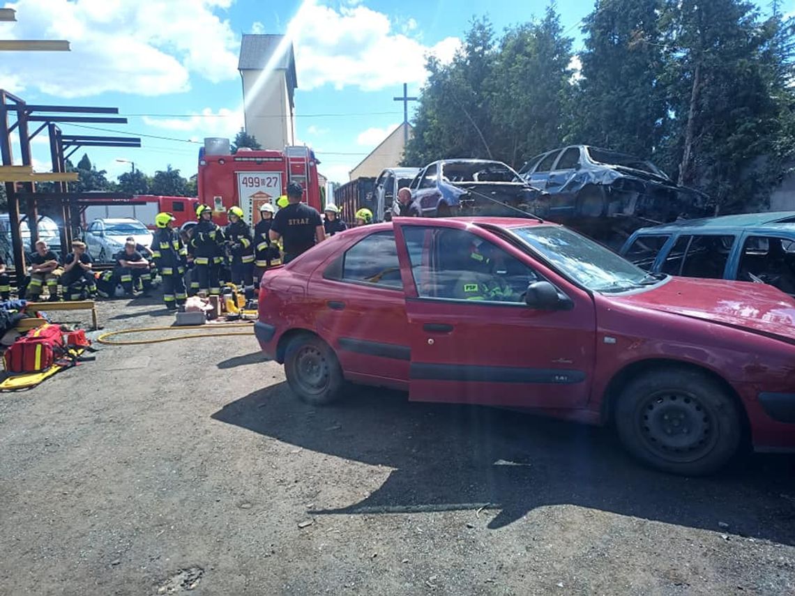 Druhowie OSP ćwiczyli w Szymiszowie rozcinanie aut sprzętem hydraulicznym