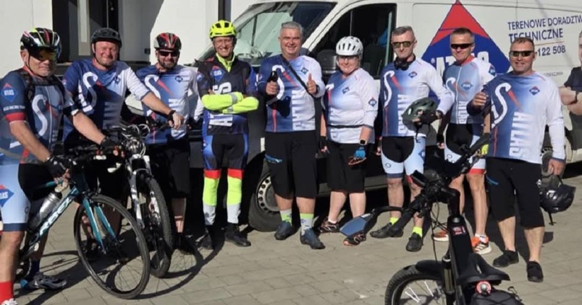 Dyrektor z Zawadzkiego z ekipą wsiedli na rowery. Znów szczytny cel