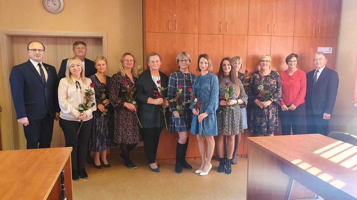 Dyrektorzy i nauczyciele z gminy Jemielnica otrzymali wyróżnienia. Za co?