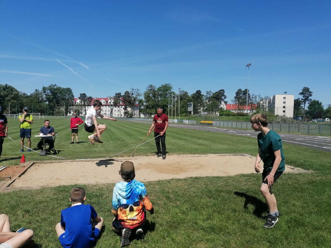 Lekkoatletyczne zawody w Strzelcach Opolskich z udziałem około 200 dzieci