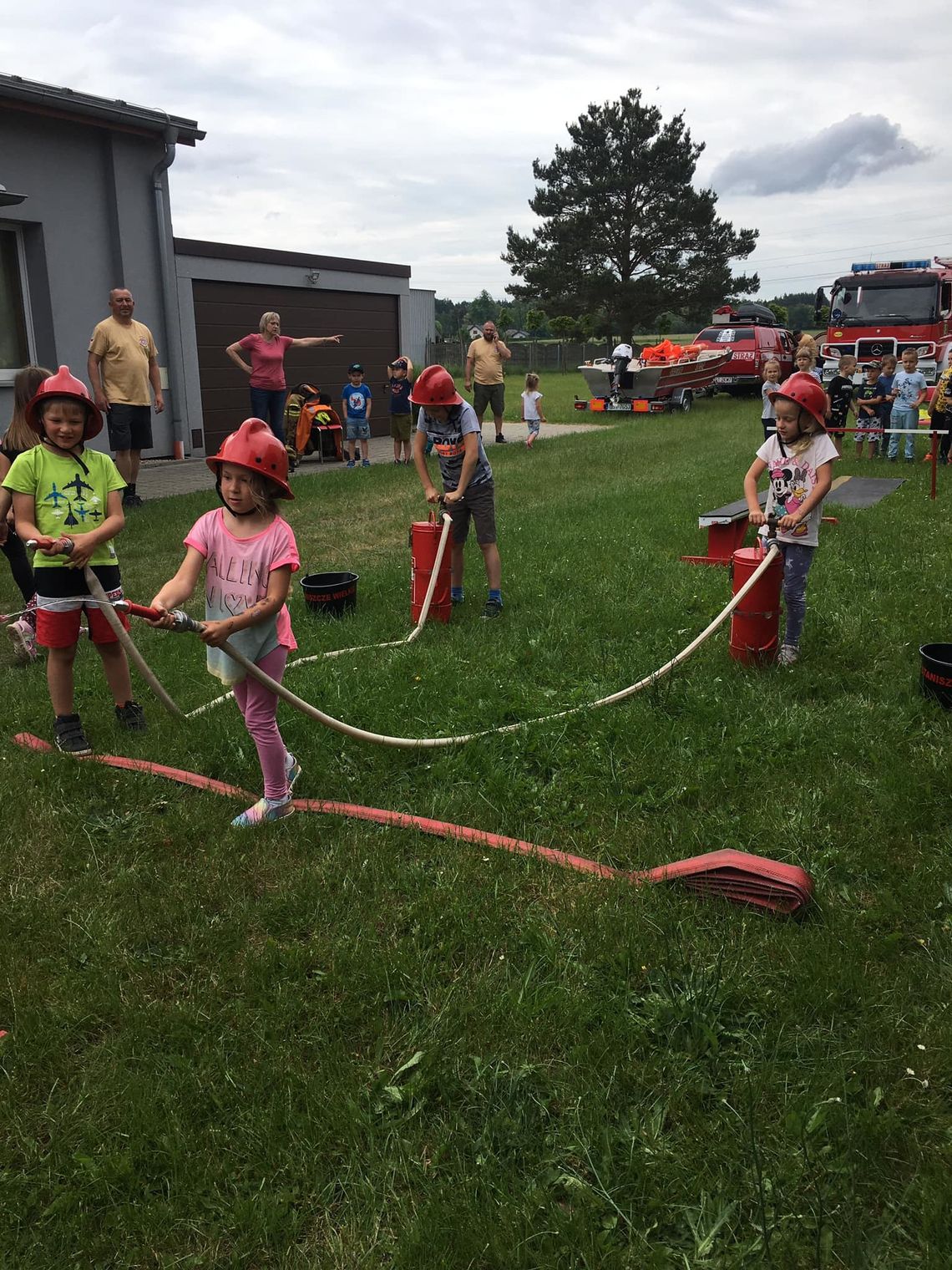 Dzieci ze Staniszcz Wielkich z wizytą u strażaków. Nie obyło się bez lania wody