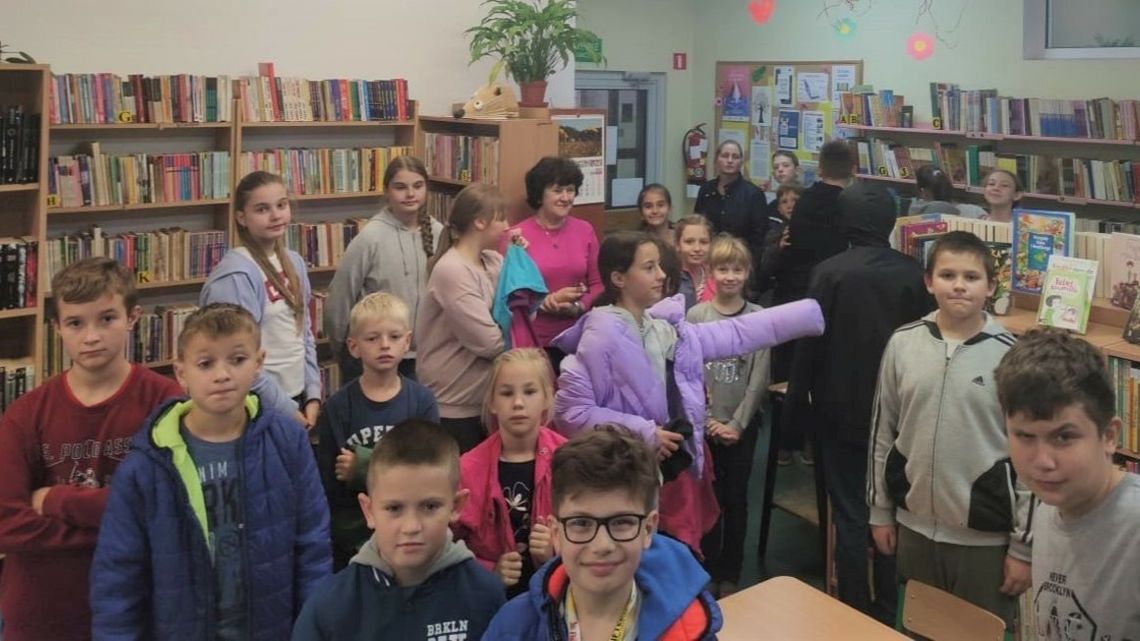 Dzieci ze szkoły w Leśnicy wybrały się z wizytą do tamtejszej biblioteki