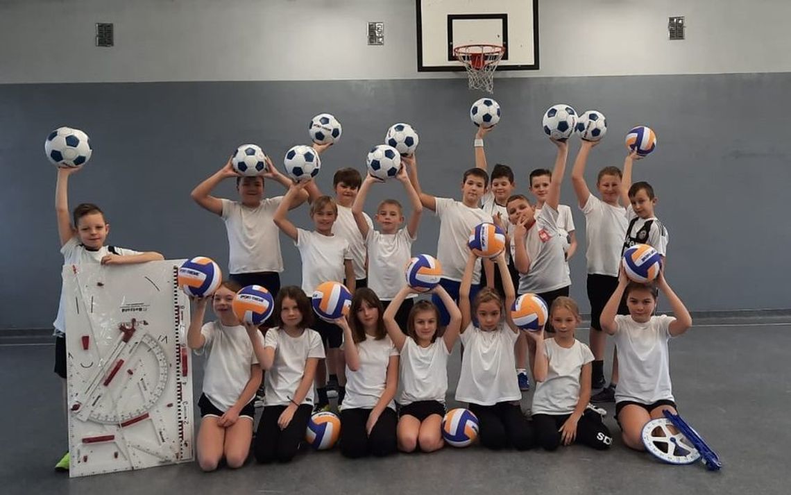 Dzięki popularnej akcji uczniowie z Żędowic otrzymali nowy sprzęt