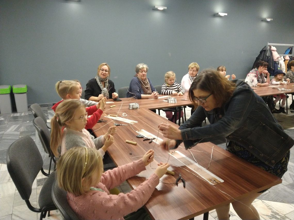 Dzień Babci i Dziadka w Zawadzkiem. Zorganizowano wspólne tworzenie biżuterii
