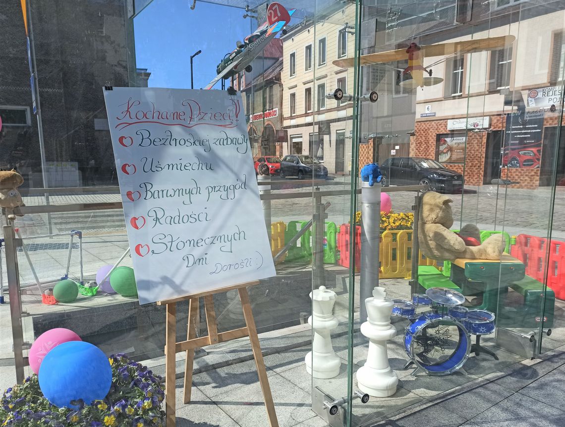 Dzień Dziecka 2022. W szklanych domach w Strzelcach Opolskich pojawiły się zabawki