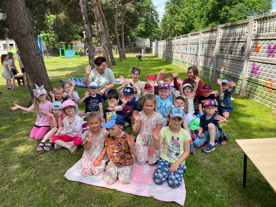 Dzień Dziecka w Ujeździe. Bawili się uczniowie z całej gminy i przedszkolaki