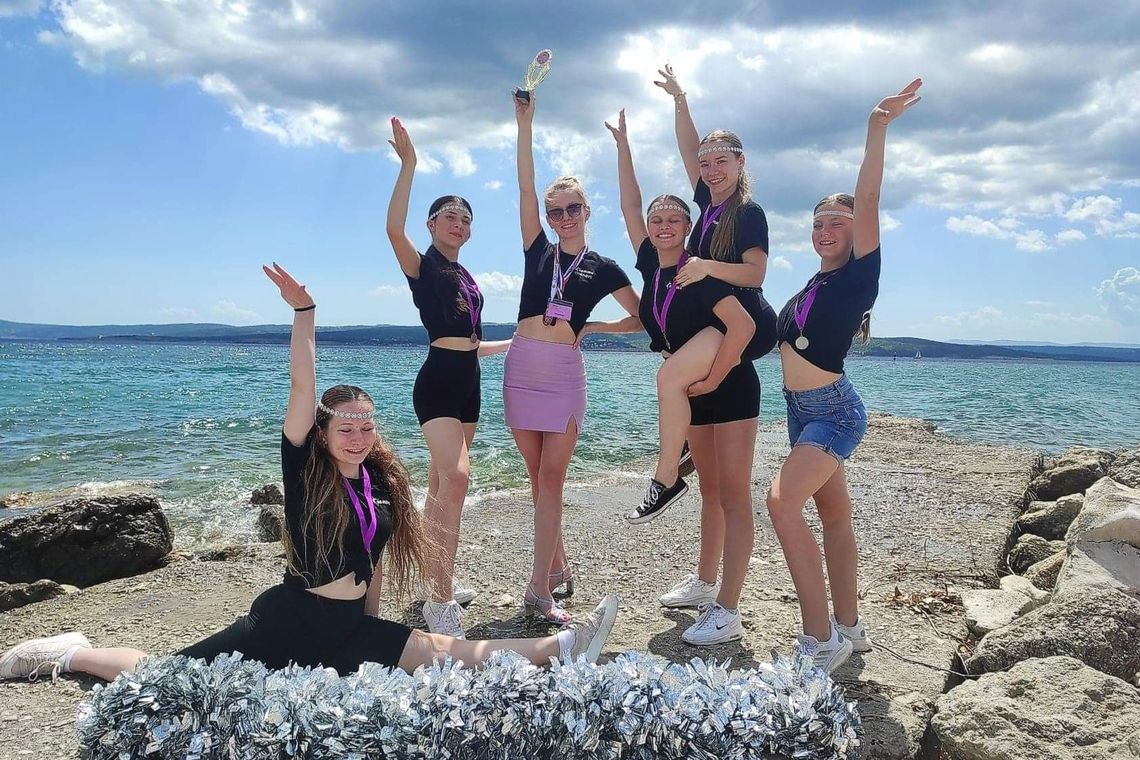 Dziewczyny z zespołu Re-fleks z Krośnicy z medalami na zawodach w Chorwacji