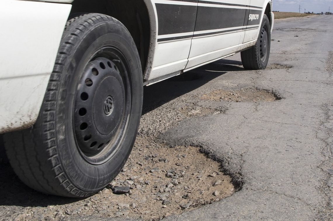 Dziura w drodze bądź popsuta latarnia? Władze gminy apelują do kierowców